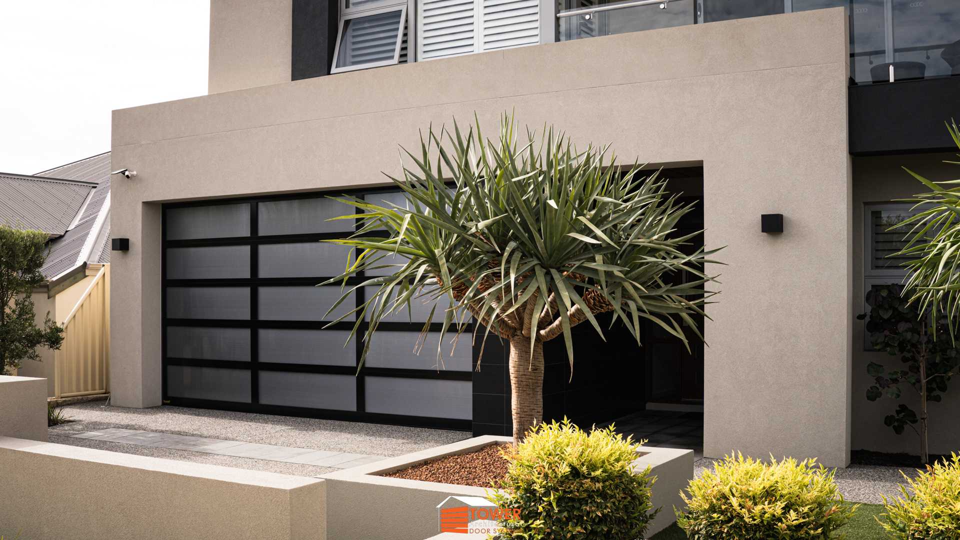 Lumina Shield — Black aluminium frame, Platinum Honeycomb polycarbonate